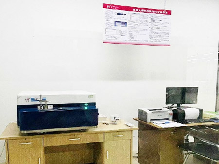 Material analysis spectrometer