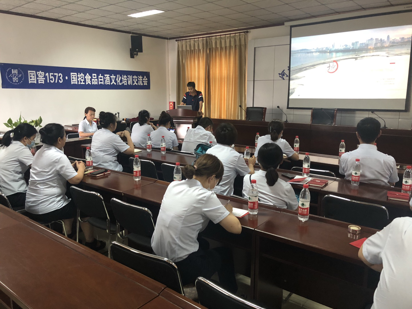 必赢net.95公司举办国窖1573 白酒文化培训暨品鉴活动