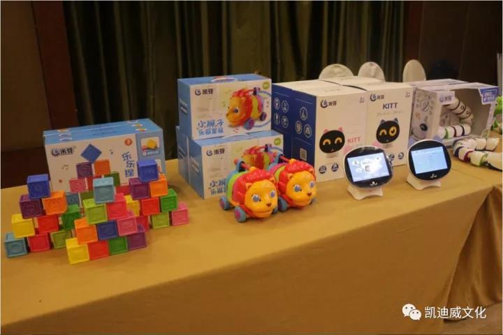 跟隨著2017年中國上海玩具展的步伐，10月19日下午，由凱迪威主辦的小豬佩奇新品發(fā)布會在上海世紀(jì)皇冠假日酒店隆重舉行。發(fā)布會上，凱迪威正式發(fā)布了小豬佩奇正版授權(quán)場景類益智玩具系列，吸引了近百名來自全國各地的玩具經(jīng)銷商客戶蒞臨。經(jīng)銷商客戶們對小豬佩奇新品十分青睞，現(xiàn)場對小豬佩奇新品進(jìn)行詳細(xì)地產(chǎn)品咨詢并下達(dá)訂單，場面十分火爆，小豬佩奇的魅力不可抵擋！