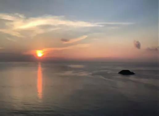 度過了輕松的爬山之旅和歡樂的燒烤聚會，大清早，大家在360度的海景房中欣賞到了美麗的海上日出。