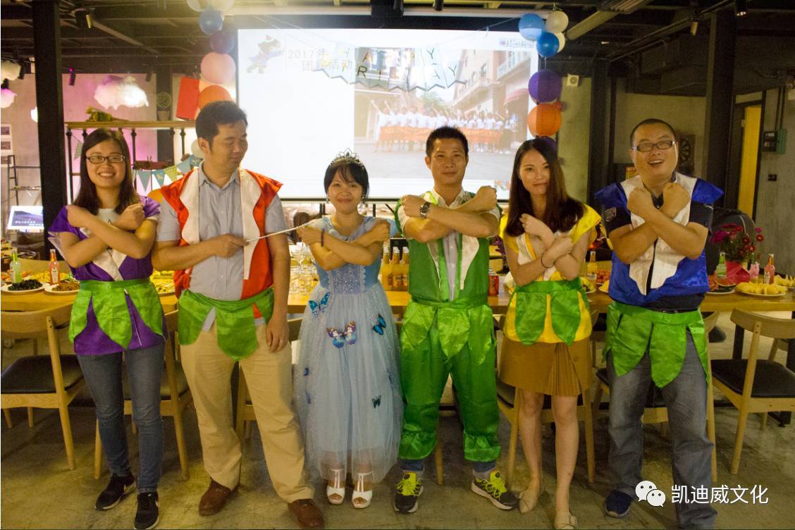 拍完照，過足癮之后，就是我們的重頭戲——員工生日會環(huán)節(jié)！主持人介紹本季度的壽星，攝影師為壽星們拍照留念，隨著生日歌的響起，在溫馨的燭光中，所有在場人員為季度生日員工送上了最美、最溫馨的祝福。然后由本季度的壽星代表為我們切蛋糕，開香檳，一起舉杯共飲！再一次把現(xiàn)場的氛圍推上了高潮，我相信在此刻每位員工都能感受到公司的深情關(guān)懷，感受到集體的溫暖和幸福。