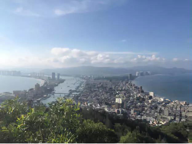 在山頂上不僅可以一覽整個雙月灣的風光，還看到海天一線!這個夏日之旅，太陽很熱情，大家也很Hot！