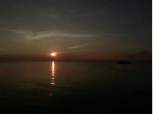 度過了輕松的爬山之旅和歡樂的燒烤聚會，大清早，大家在360度的海景房中欣賞到了美麗的海上日出。