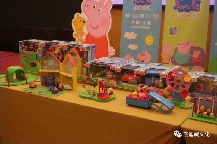 跟隨著2017年中國上海玩具展的步伐，10月19日下午，由凱迪威主辦的小豬佩奇新品發(fā)布會在上海世紀(jì)皇冠假日酒店隆重舉行。發(fā)布會上，凱迪威正式發(fā)布了小豬佩奇正版授權(quán)場景類益智玩具系列，吸引了近百名來自全國各地的玩具經(jīng)銷商客戶蒞臨。經(jīng)銷商客戶們對小豬佩奇新品十分青睞，現(xiàn)場對小豬佩奇新品進(jìn)行詳細(xì)地產(chǎn)品咨詢并下達(dá)訂單，場面十分火爆，小豬佩奇的魅力不可抵擋！