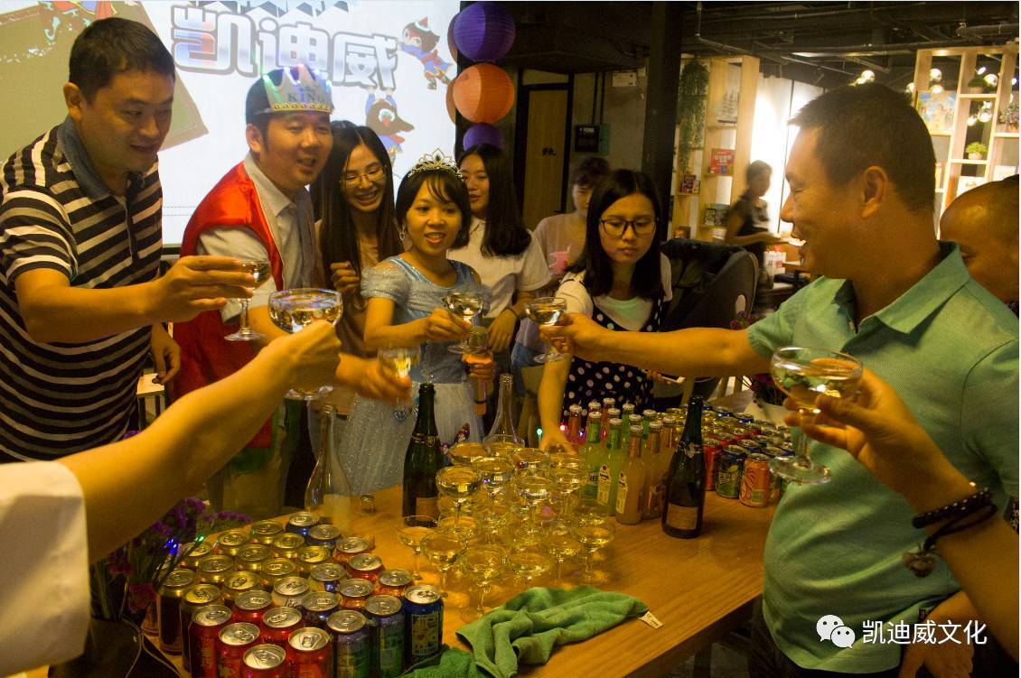 接下來就是游戲環(huán)節(jié)——鐵人三項，每位參與者都是全身心的投入到比賽中，其中最痛苦的莫過于在指壓板上跳繩！??！那股酸爽真的是不言而喻啊?。?！而在游戲過程中同事們也是通力合作，相互配合，為了同一個目標一起努力，一起奮斗，我相信在今后的工作中同事們亦是如此。  之后就是同事們自由活動時間，大家都三三兩兩的聚在一起唱歌、聊天、玩游戲，享受“凱迪威”這個大家庭所特有的溫情與關(guān)愛。