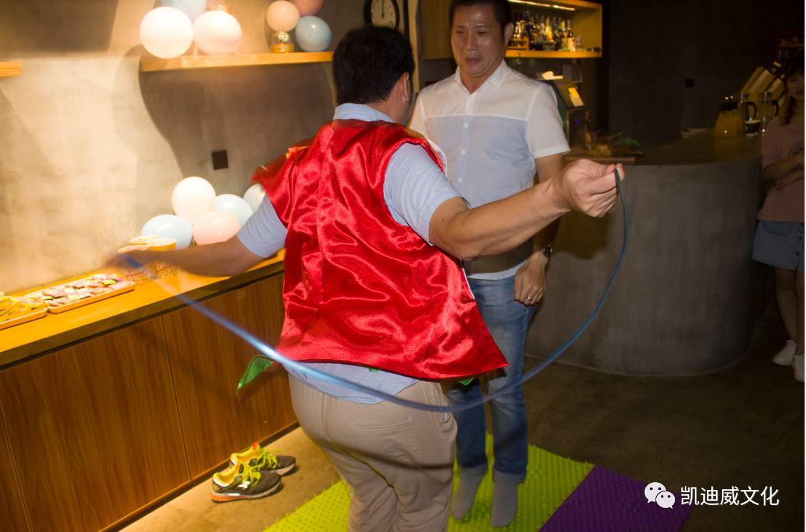 伴隨著時間的悄然消逝，活動已接近尾聲，我相信同事們都在這次的活動中都收獲到了滿滿的歡樂，滿滿的回憶，滿滿的正能量。最后，值此中秋佳節(jié)來臨之際，廣東凱迪威文化股份有限公司攜全體員工提前祝大家中秋節(jié)快樂，闔家歡樂人團圓！
