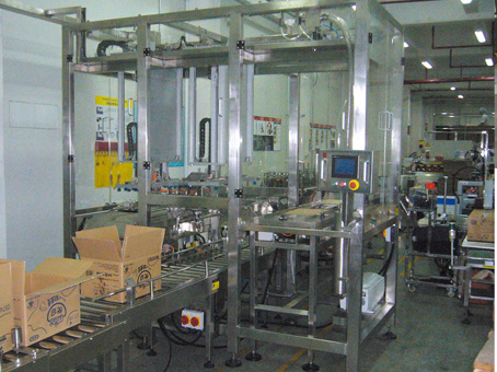Automatic packaging system for cupped products
