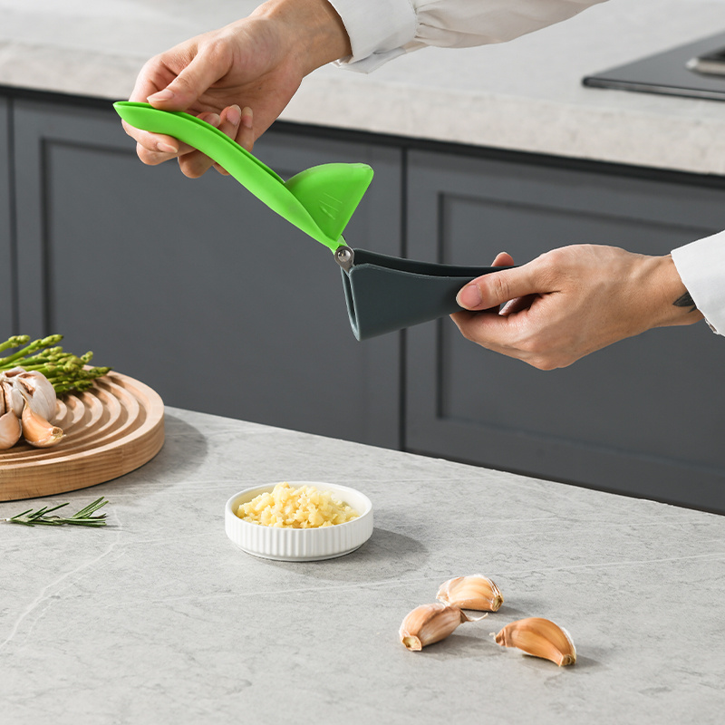 1110 Garlic Press