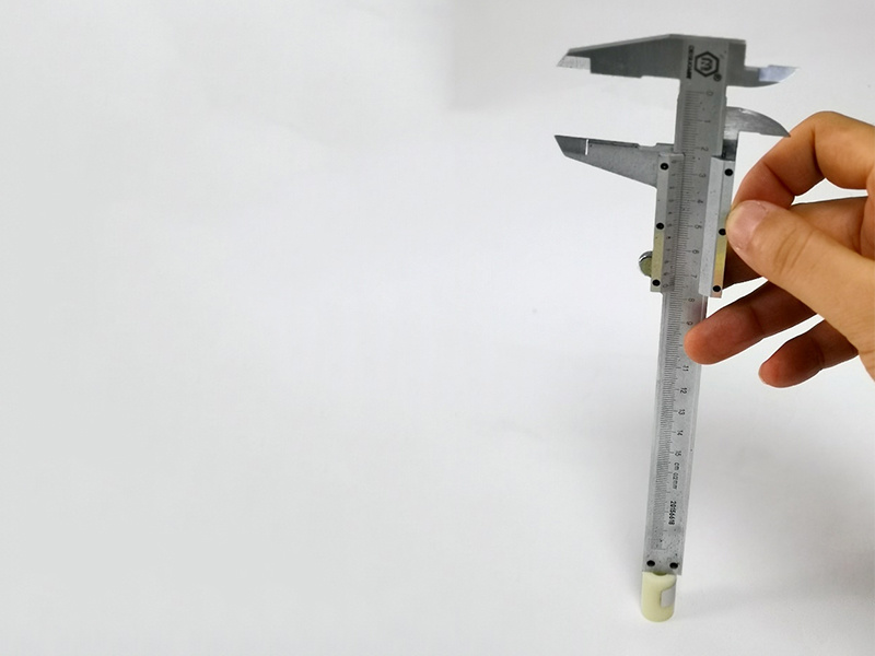 Measure the inner and outer diameters of water pipes with calipers