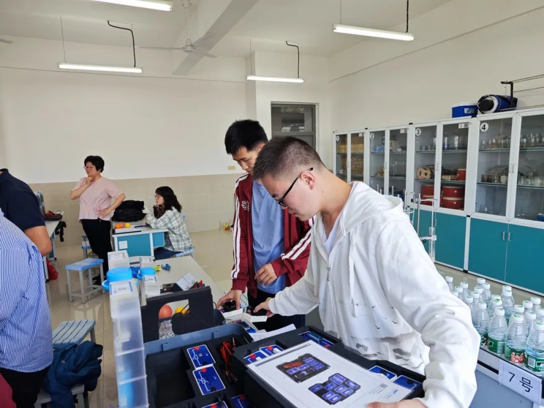 Nanjing primary and secondary school physics laboratory management and experimental teaching basic training