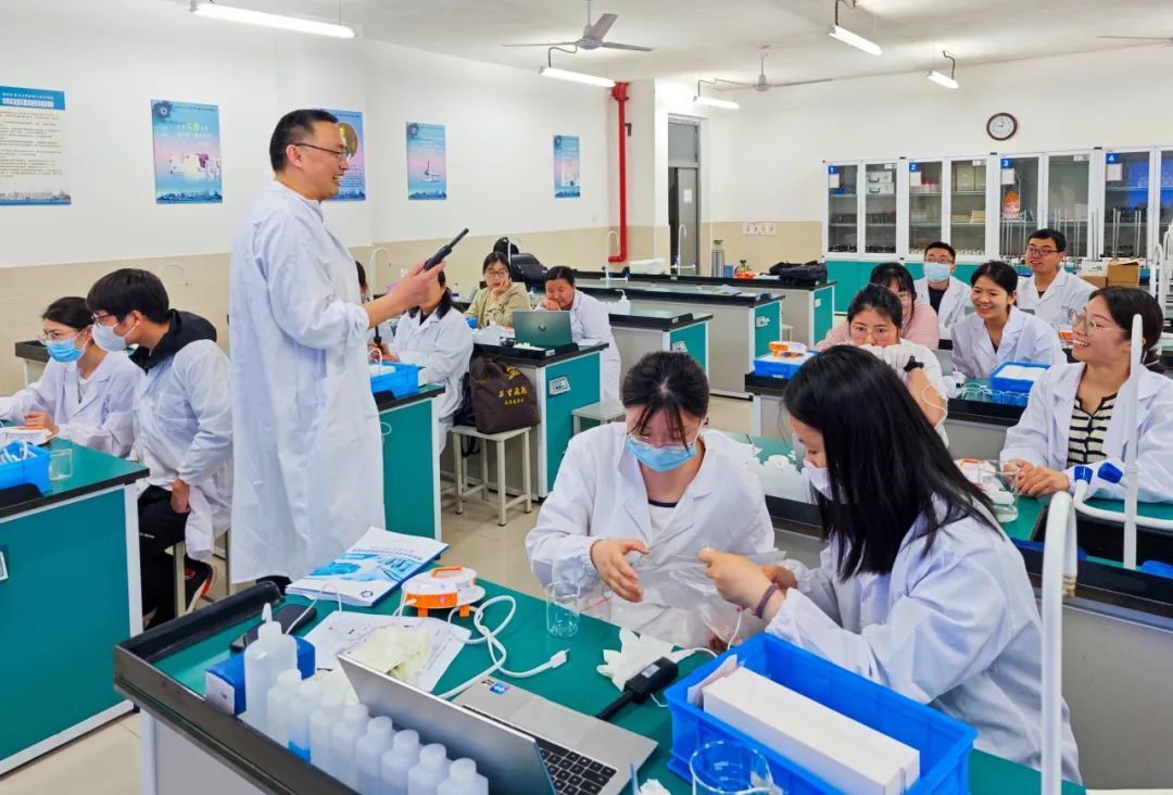 Nanjing Middle School Chemistry Laboratory Management and Experimental Teaching Basic Business Training