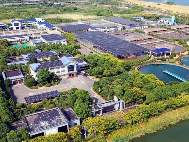 Liu Zhiren, secretary of the Xiangtan Municipal Party Committee, and his entourage observed the photovoltaic demonstration project of Hexi Sewage Treatment Plant built by Hengkai