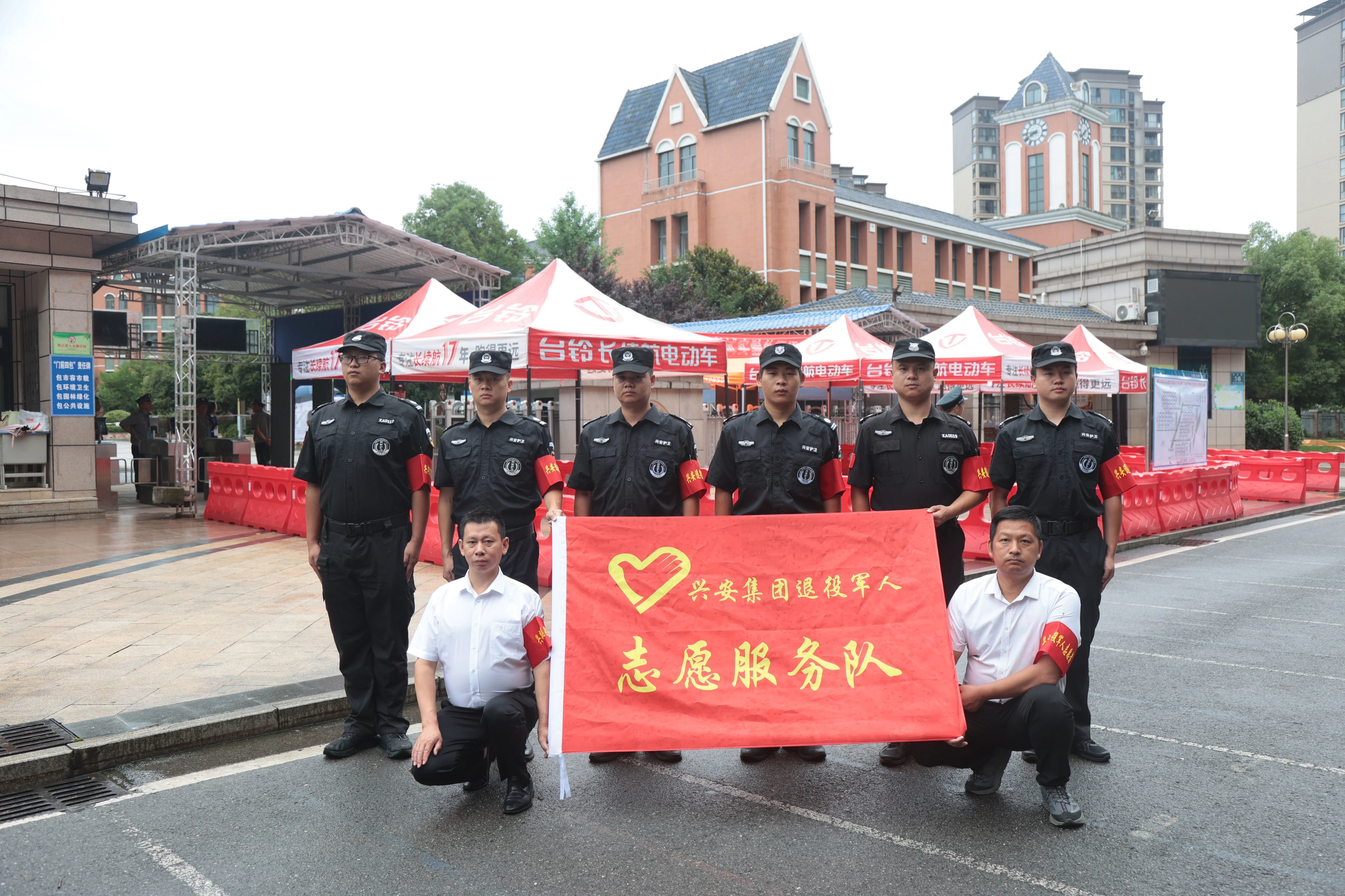 興安保安集團丨退役軍人志愿服務(wù)隊護航中考，退伍不褪色，忠誠護平安