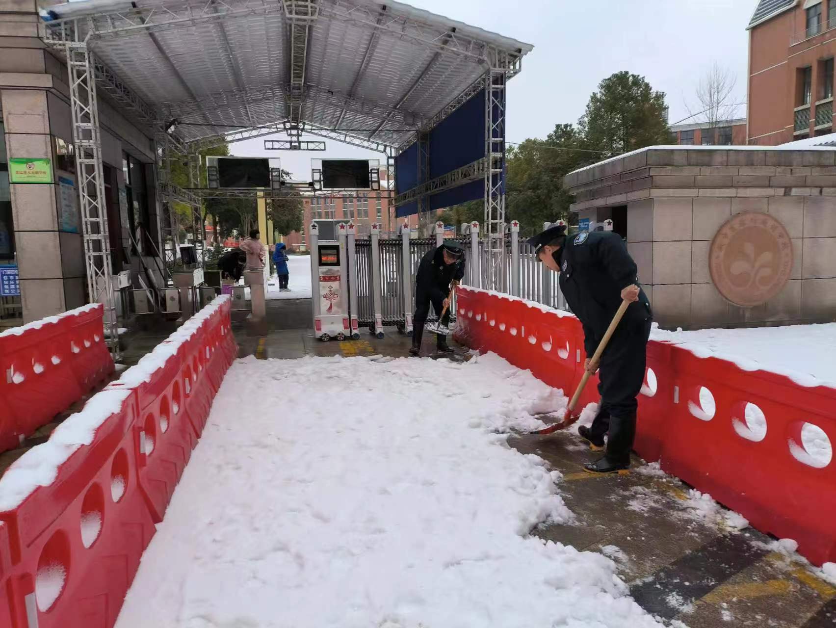 平安校園丨湖北興安保安集團積極開展開學前積雪清掃工作