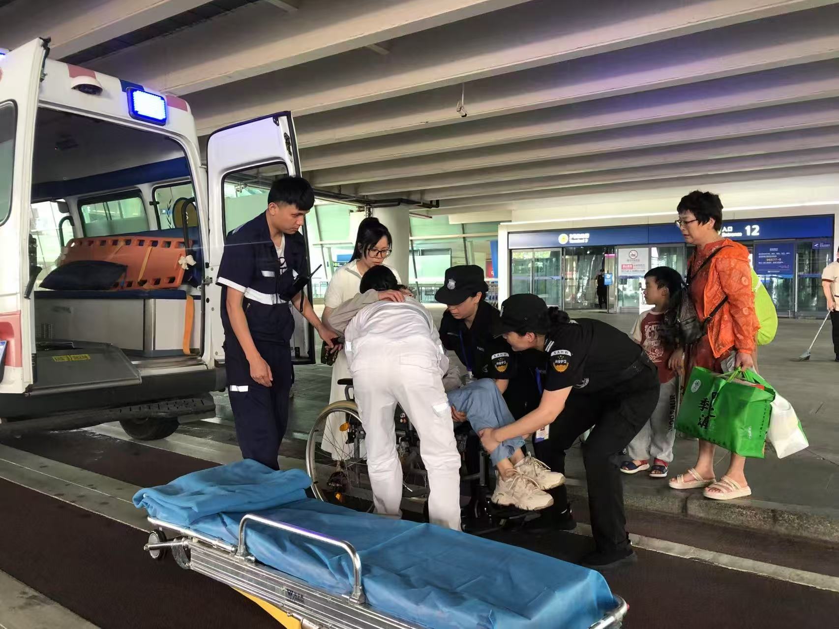 教科書級救援！興安保安集團天河機場8分鐘生命守護，暈厥旅客化險為夷！