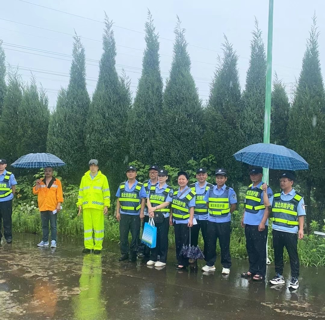 聞“汛”而動丨集團護路隊員積極應(yīng)對強降雨，全力守護鐵路安全