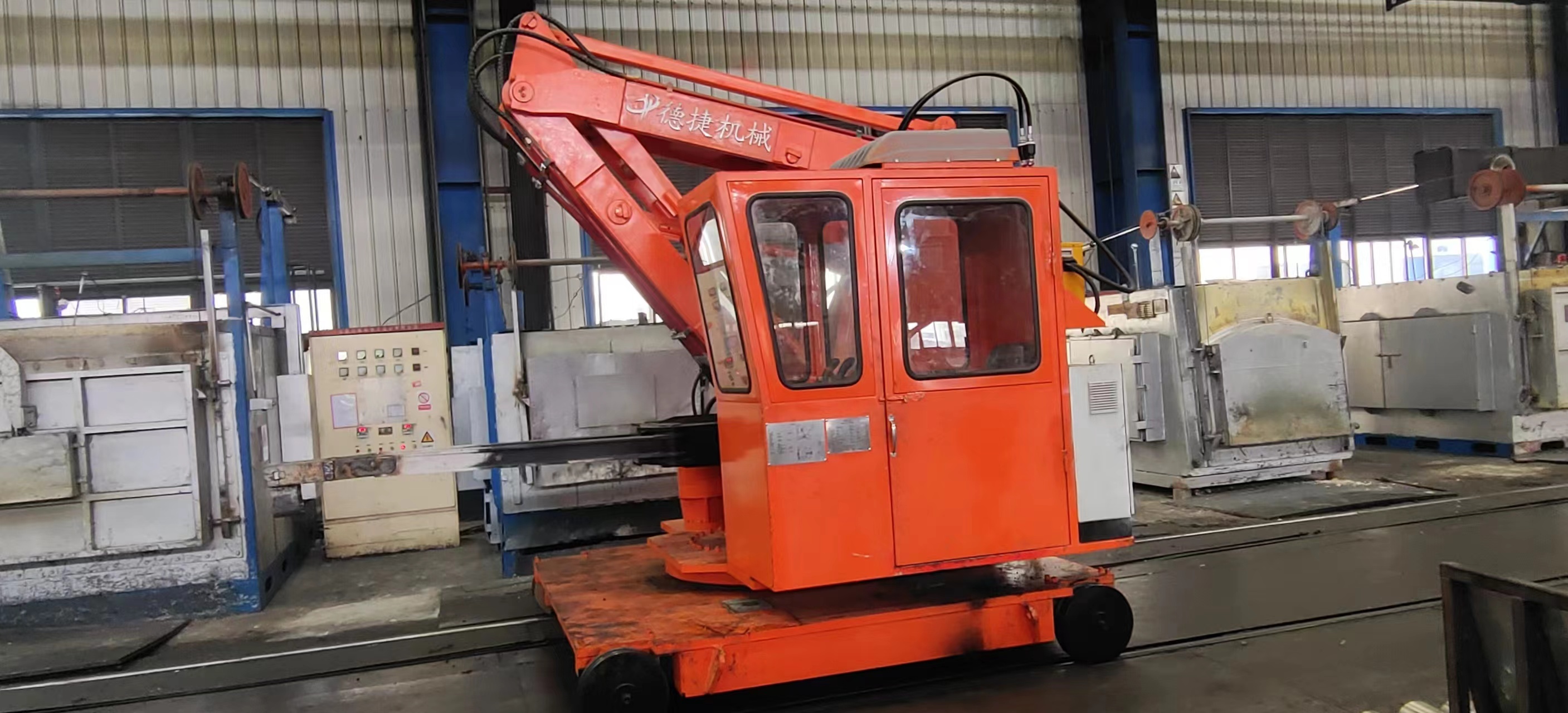 Heat treatment loaders and reclaimers