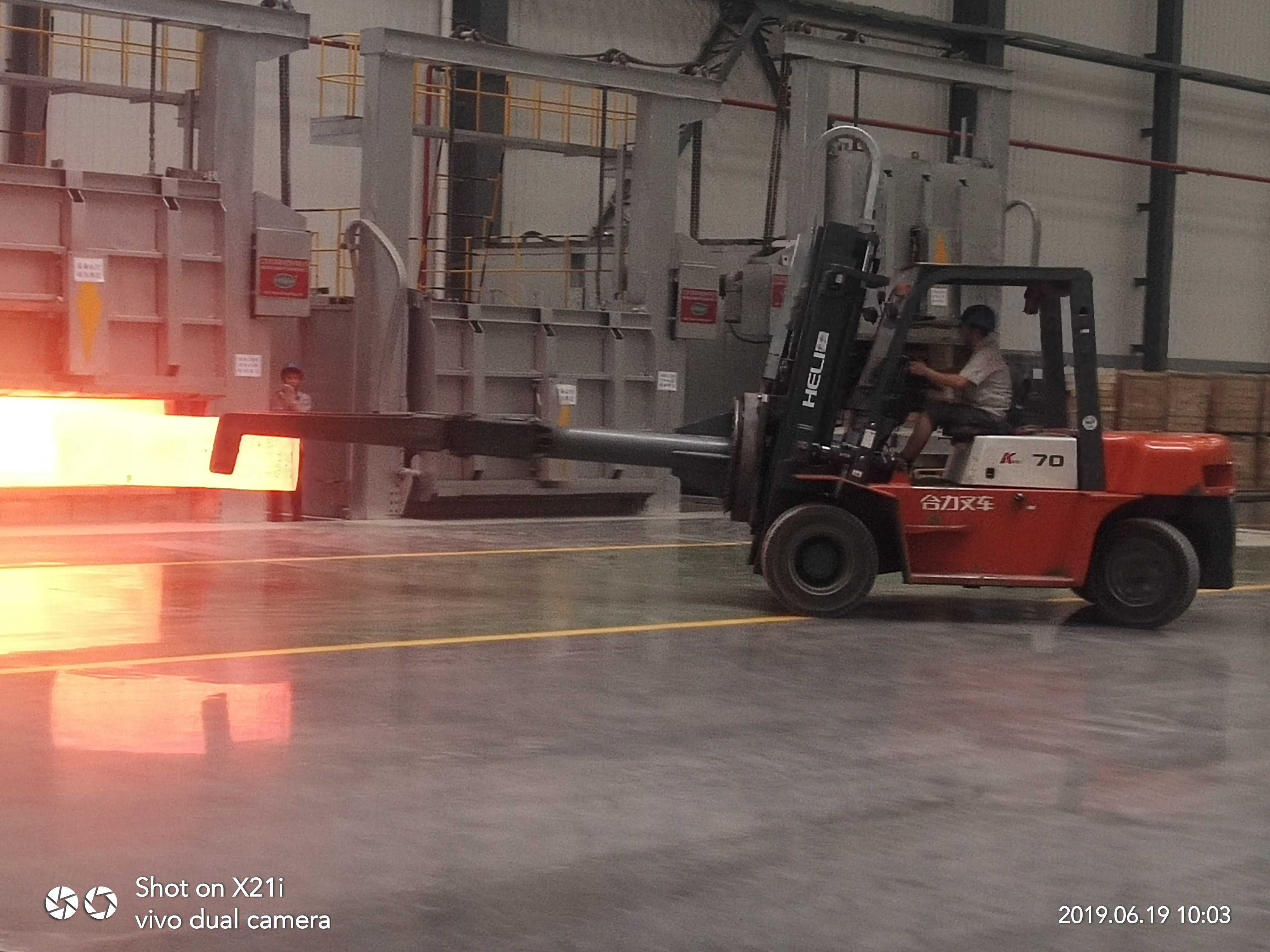 Trackless loading and unloading machines