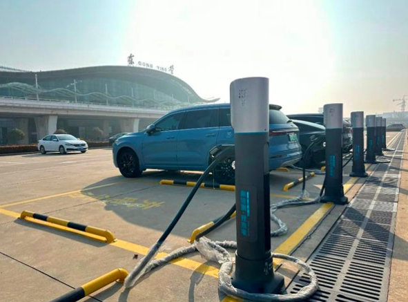 东营机场停车场新能源充电桩投用