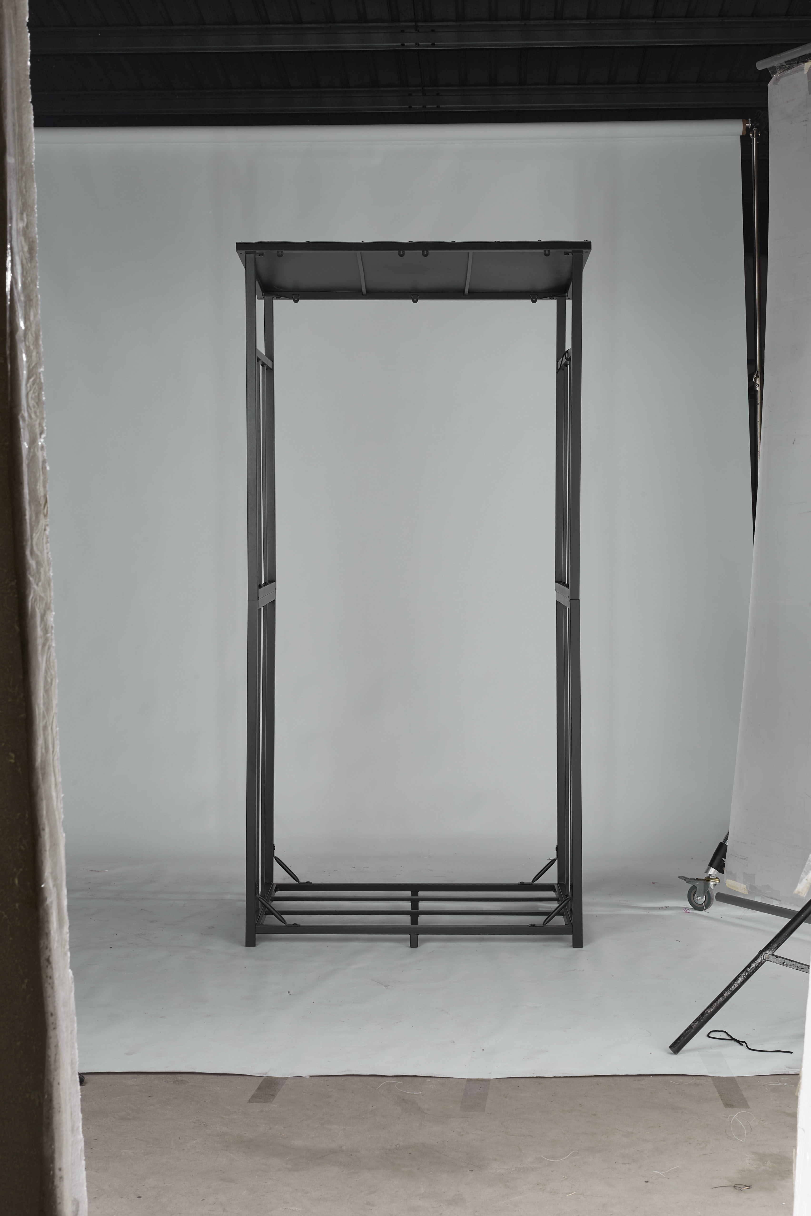 Robuster hoher Metall-Holzregalständer aus langlebigem Eisenstahl für den Außenbereich, praktisches Dachdesign für die Lagerung von Feuerholz.