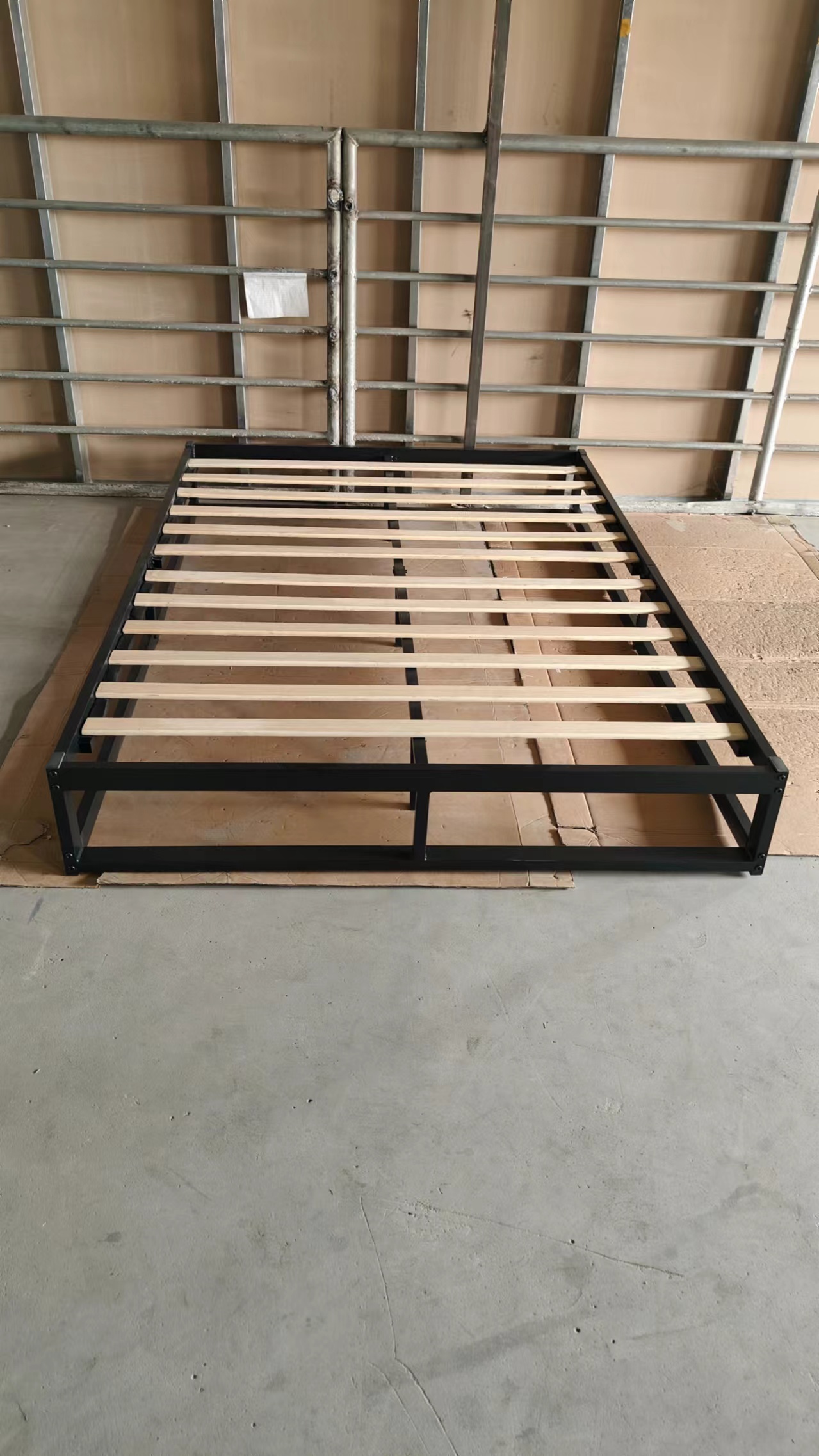 Hot Selling Wrought Iron Metal Queen Bed Frame Set Black Foundation Base Platform Genre Metal Beds