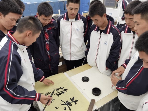 High-spirited calligraphy, determined to reach the sky