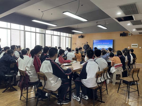 Vice Dean Yan Peng of the School of Water Resources and Hydropower of Wuhan University visited our school’s Optics Valley Course