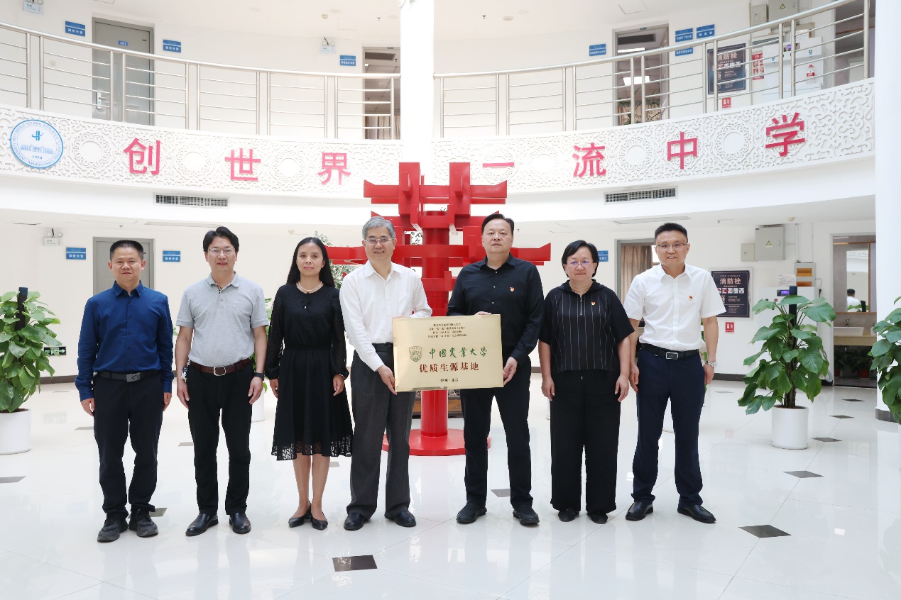 Academician Kang Shaozhong, China Agricultural University as a guest of our school Optics Valley Course