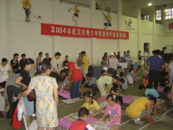 The finals of the 2004 Third Wuhan Youth Popular Science Knowledge Competition and Creative Hands-on Competition, and the first Wuhan Youth Computer Robot Competition were held in our school