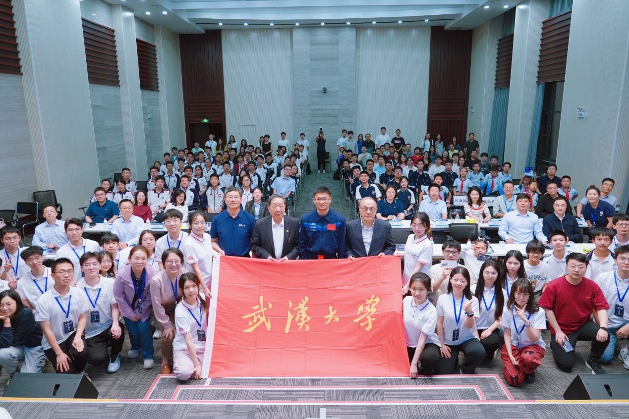 Ask the sky and explore the universe—our school’s aerospace exploration experimental class was invited to attend the Wuhan University Space Day science popularization event