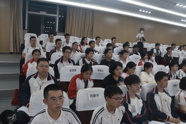 The third lesson of the Youth League School for the active members of the First High School Affiliated to Central China Normal University was successfully held