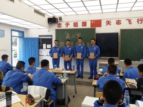 High School Aviation Course held a mid -term examination commendation meeting