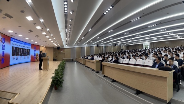 Academician Ding Kuiling, President of Shanghai Jiao Tong University, awarded our school a license and visited Optics Valley courses