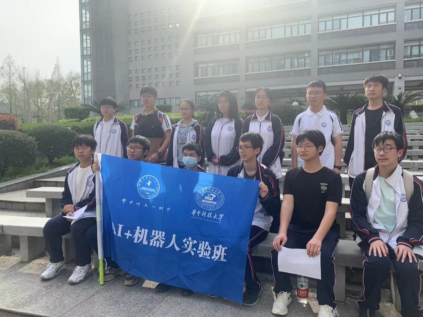 Strengthen the connection between large and medium-sized universities! Huayi students go to Huazhong University of Science and Technology to study