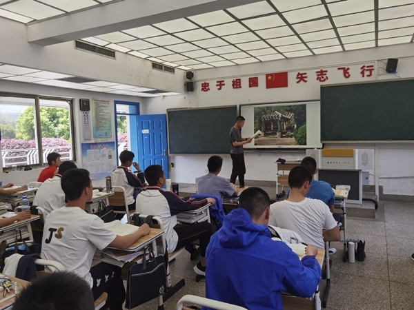 Taking a closer look at the campus environment and discovering the beauty of the architecture - the theme activity of Flight 7