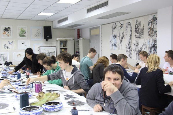 The intern teacher of the Chinese School of Fine Arts instructed German exchanges to learn Chinese painting