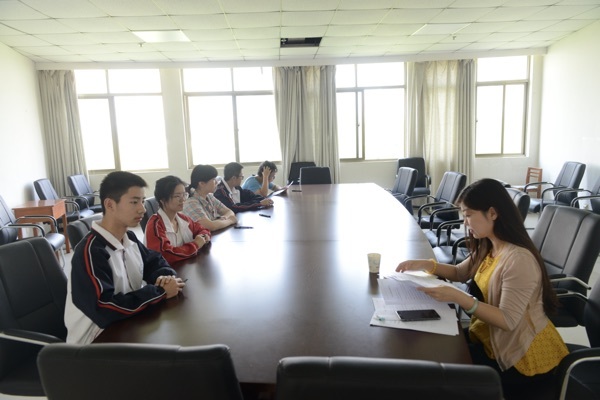 The expert evaluation team of the Municipal Language Commission Office conducted a pre-inspection of the establishment of the provincial language standardization demonstration school in our school