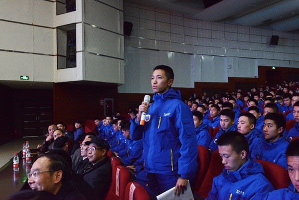 “Heroic Test Pilot” Li Zhonghua shared the “Legend of Air and Space” with Huayi students