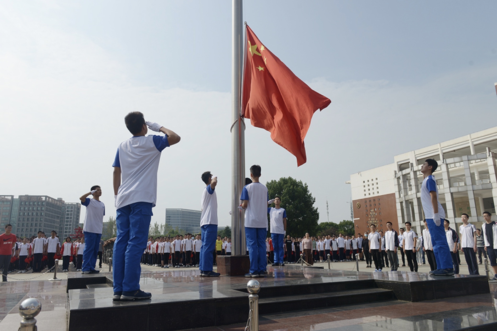 向国旗敬礼图片学生图片