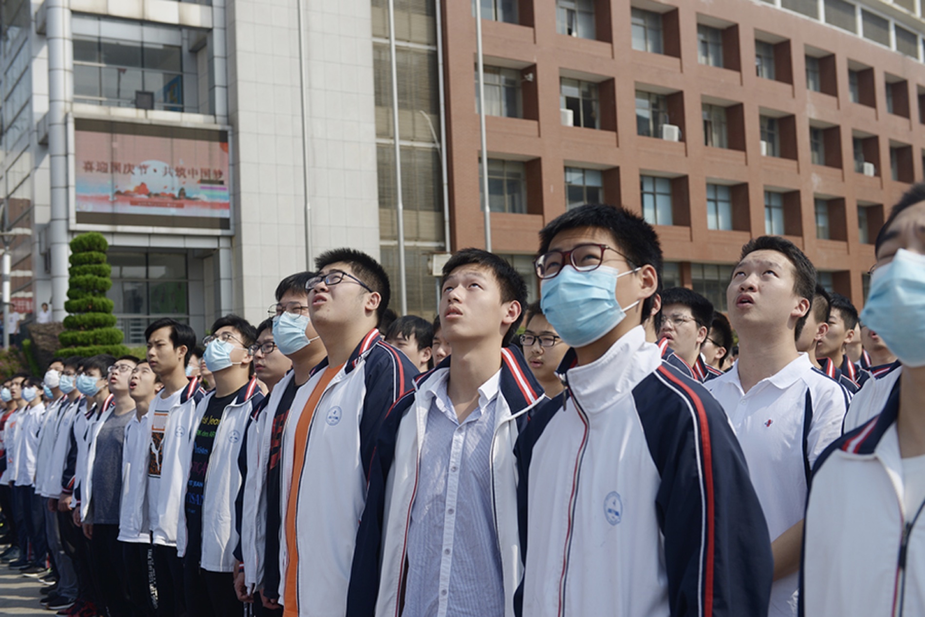 向国旗敬礼图片学生图片