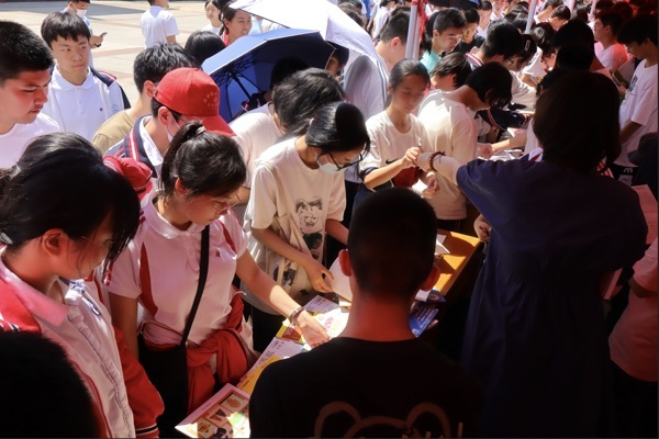 “The rhyme of books lingers and the fire is passed on from generation to generation” - Charity sale event for the 2023 senior high school students of the First Affiliated Middle School of Central China Normal University was successfully held