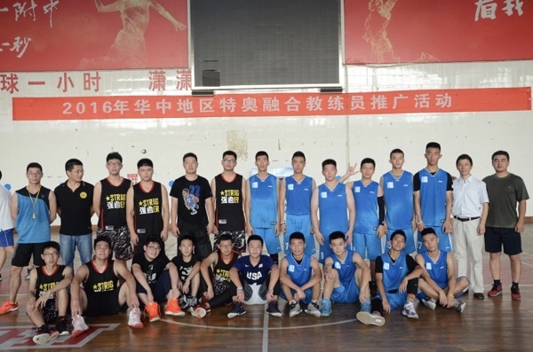 Complementary advantages and exchange of growth experience in sports competition - remembering the basketball friendly match between Class 1 of the third grade of high school and the aviation class