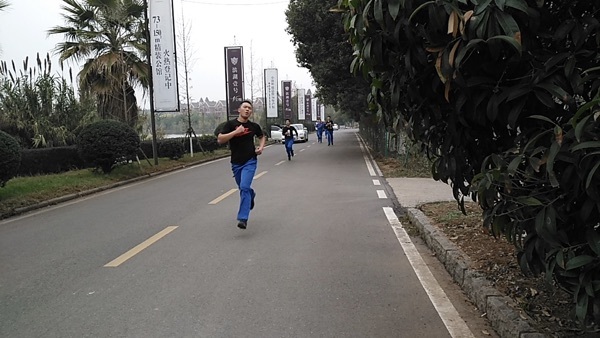 Winter long-distance running for teachers and students of the First Air Force Youth Aviation School of China Normal University