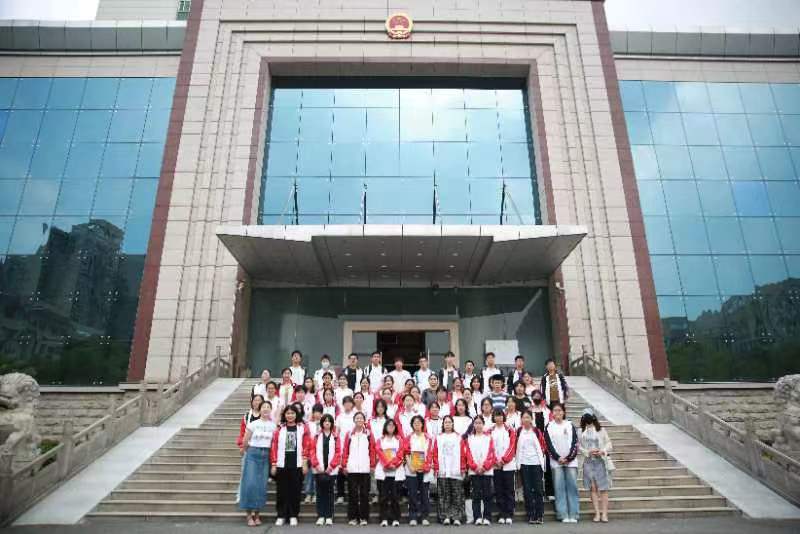 Promote learning through research, know the law and understand the law——The legal research activities for the political students who were selected for the senior high school entrance examination in our school went smoothly