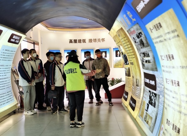 Our school student charity group visited and studied at the anti-drug work base in Hongshan District