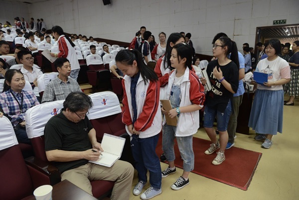 Leng Jun is not cold—Professor Leng Jun, a famous artist, came to our school to give a lecture