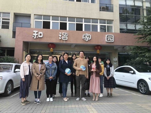 Observe and learn to promote development——Our school’s art teaching and research group visited Optics Valley Primary School