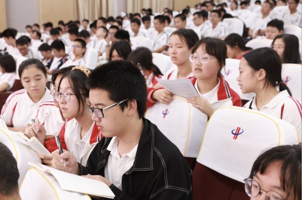 Associate Professor Mei Zhigang of Central China Normal University came to our school to give a mock CPPCC proposal report