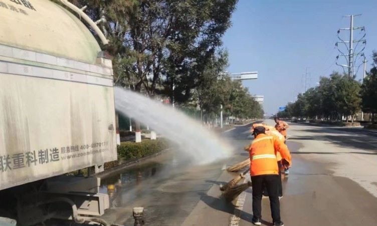 城发环卫多措并举战高温保障环境有“凉”方
