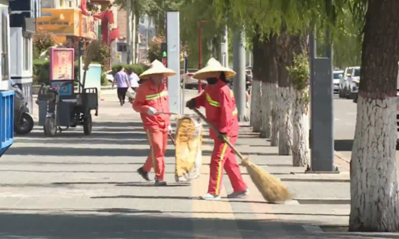 环卫工人用汗水守护城市美丽